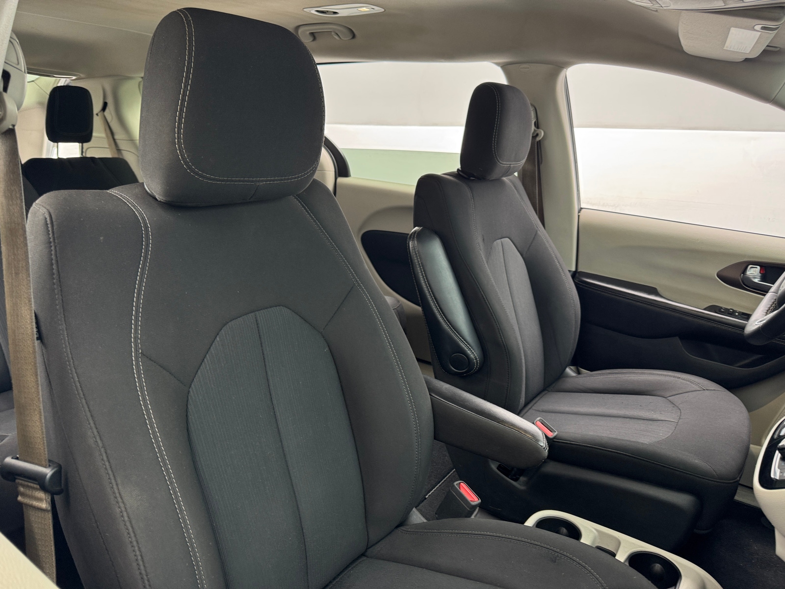 Thumbnail: 2022 Chrysler Voyager - 2