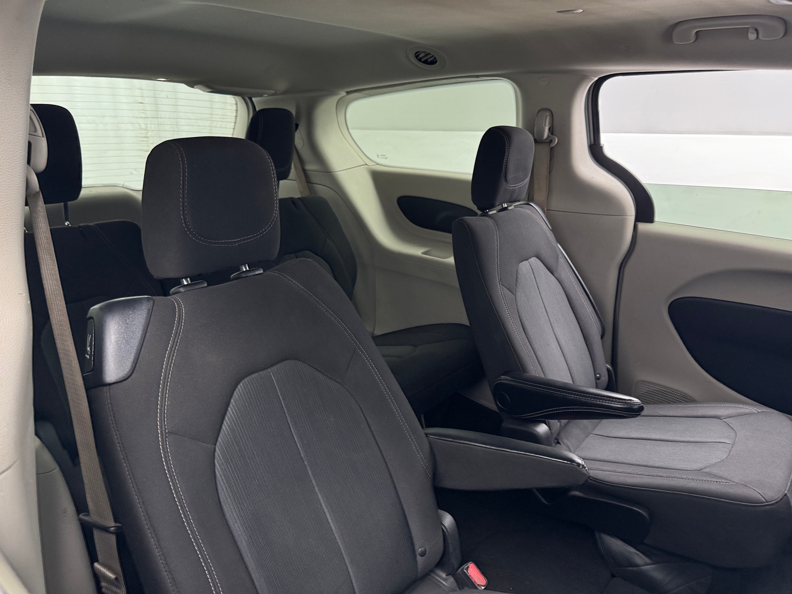 Thumbnail: 2022 Chrysler Voyager - 6