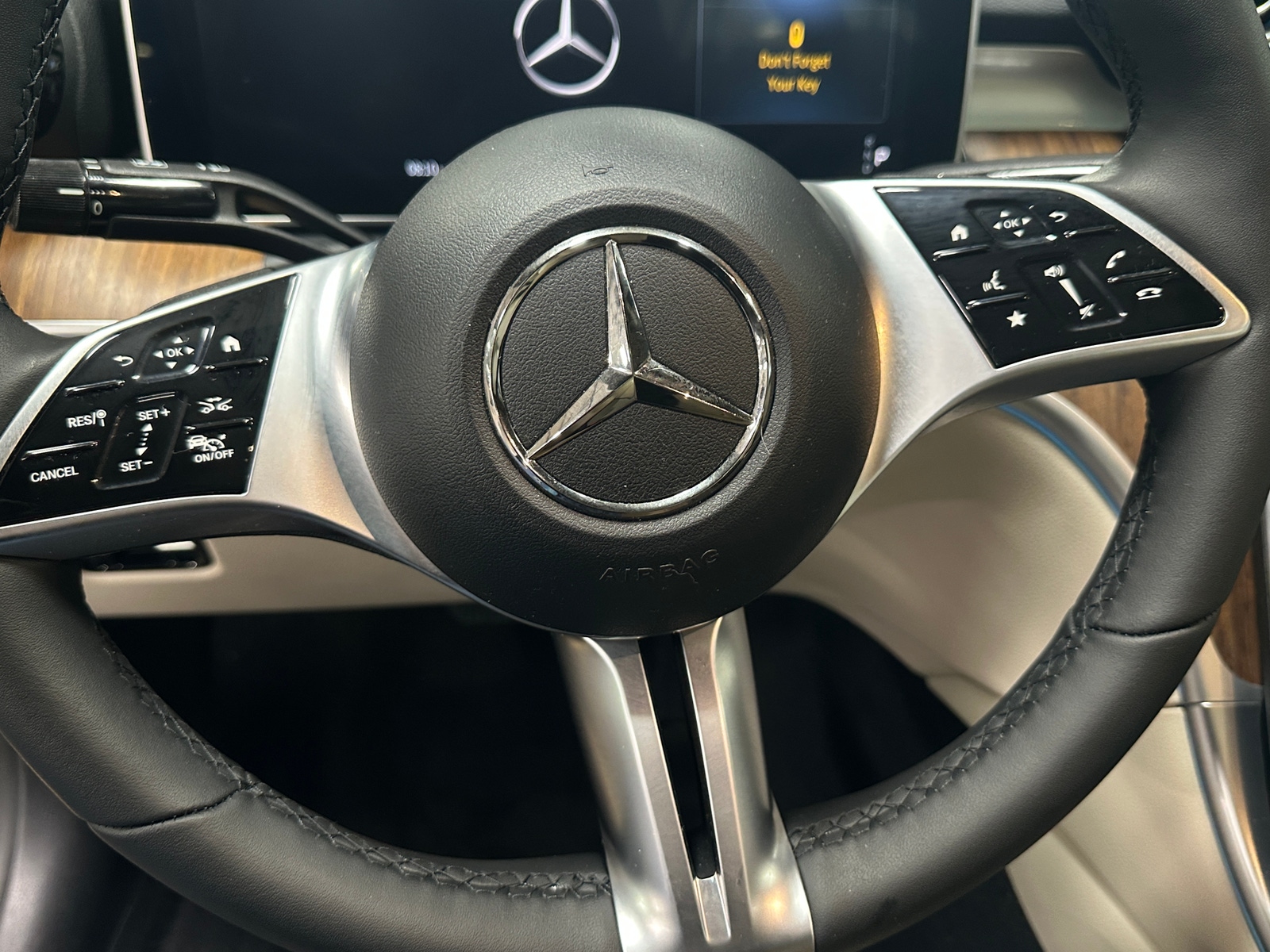 Thumbnail: 2023 Mercedes-Benz C-Class - 4