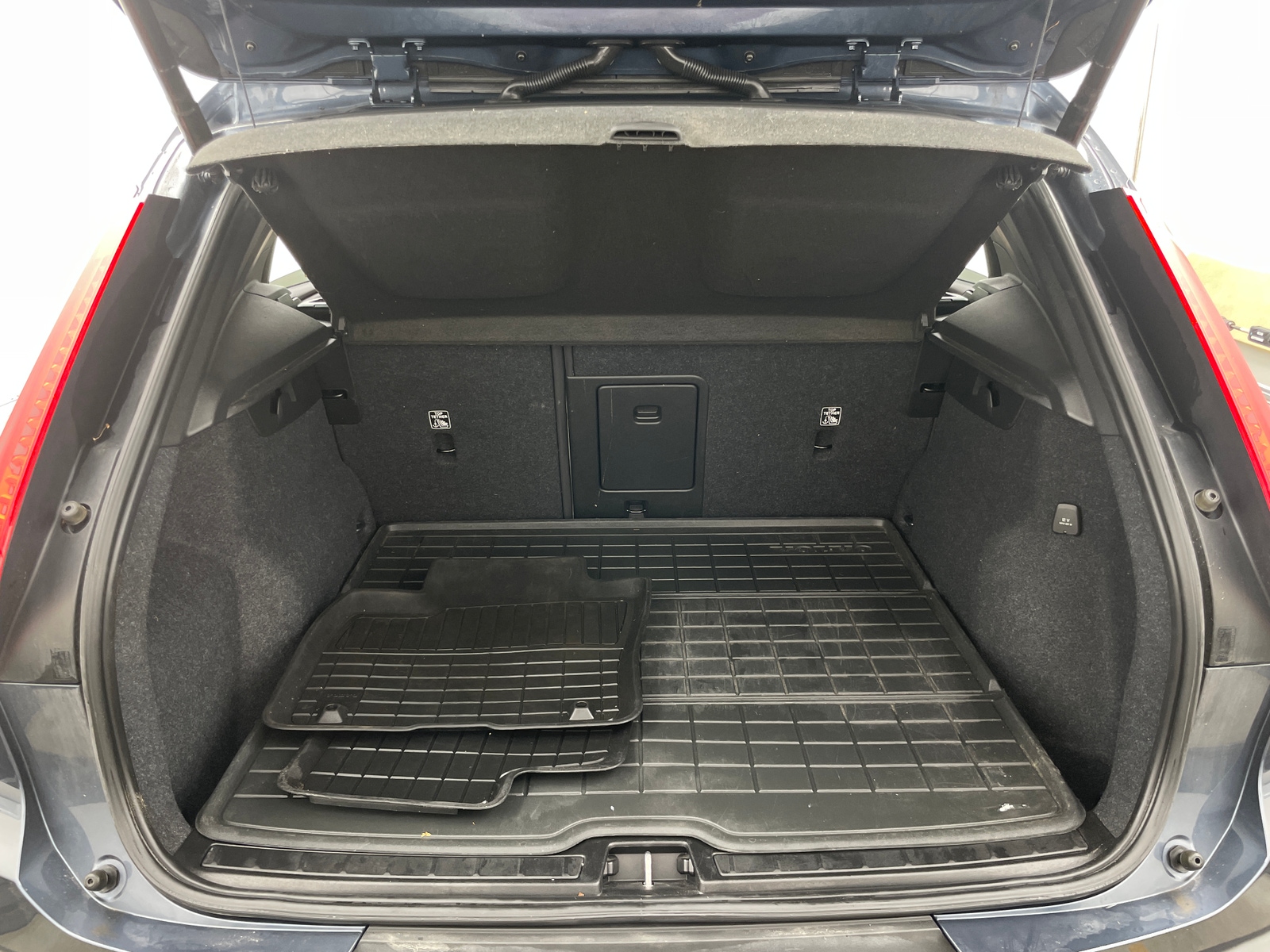 Thumbnail: 2022 Volvo XC40 - 6