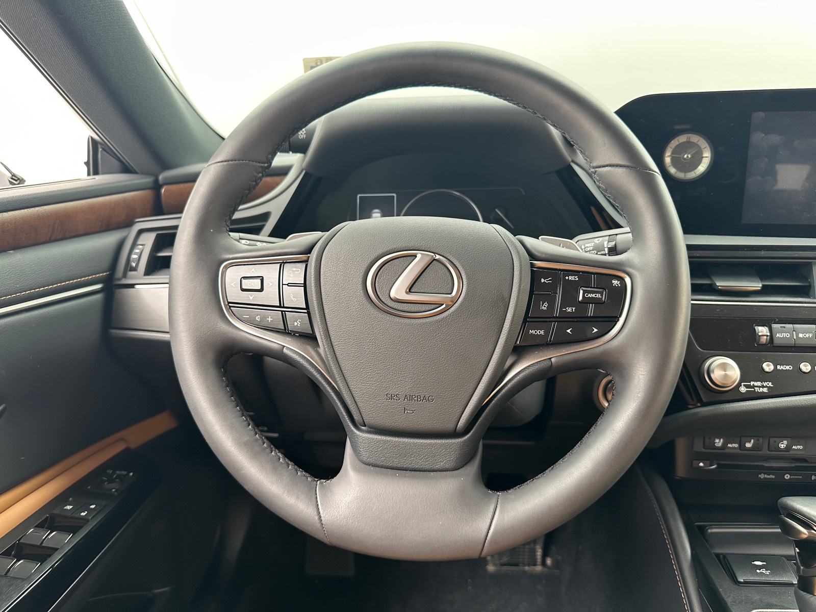 Thumbnail: 2022 Lexus ES - 4