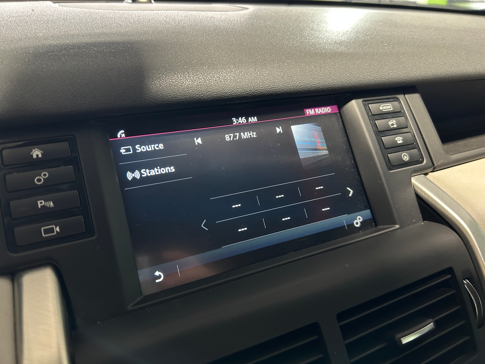 Thumbnail: 2019 Land Rover Discovery Sport - 3