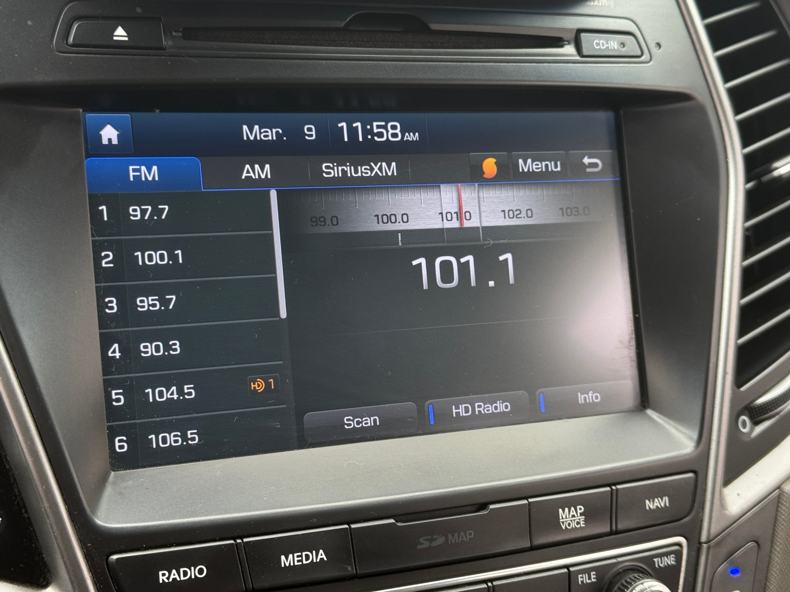 Thumbnail: 2017 Hyundai Santa Fe - 3