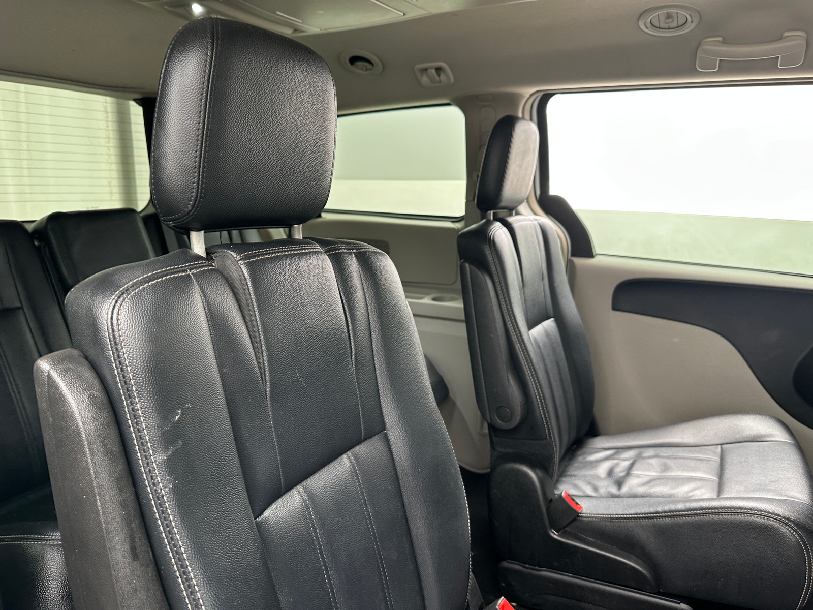 Thumbnail: 2016 Chrysler Town & Country - 5