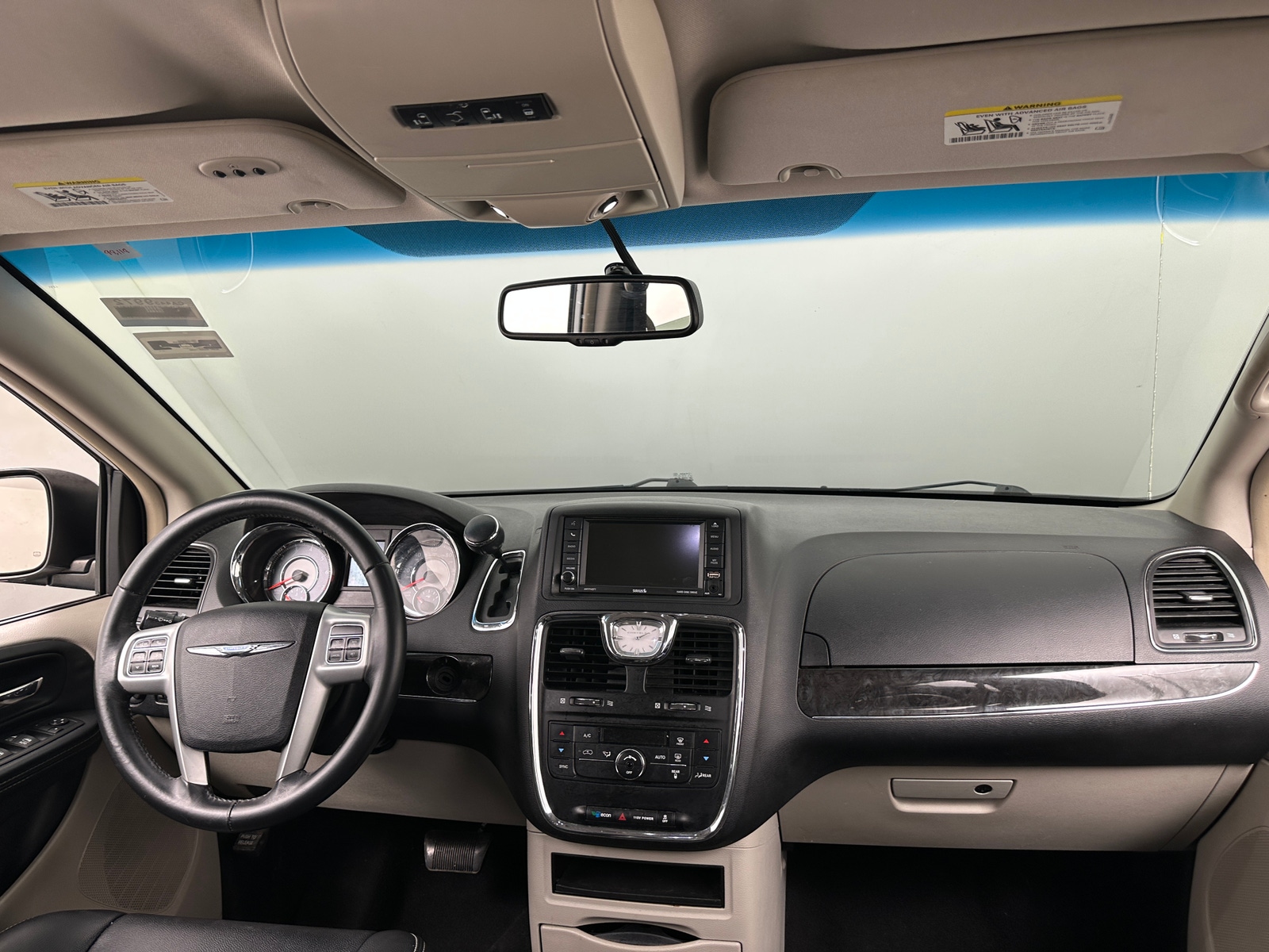 Thumbnail: 2016 Chrysler Town & Country - 2