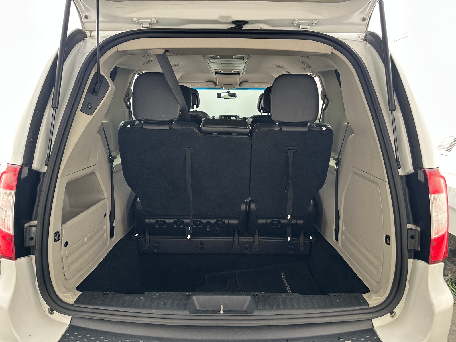 Thumbnail: 2016 Chrysler Town & Country - 6