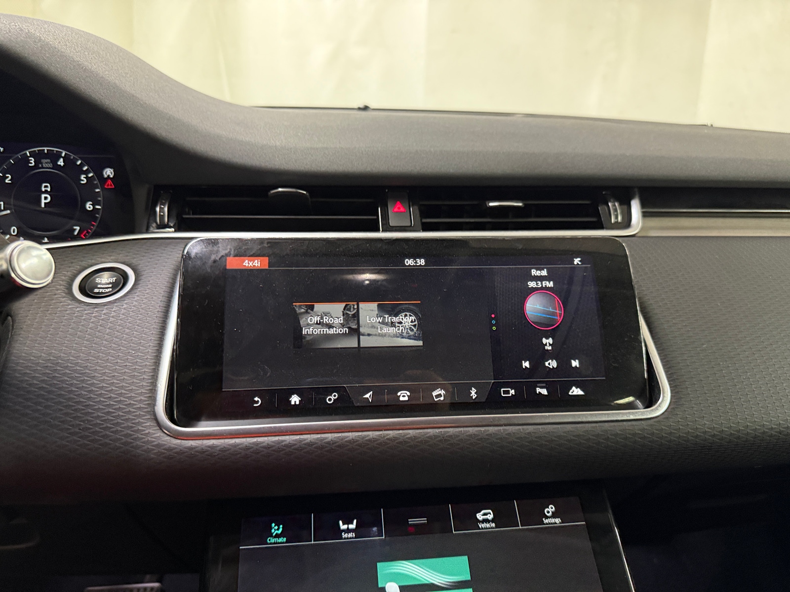 Thumbnail: 2020 Land Rover Range Rover Evoque - 3