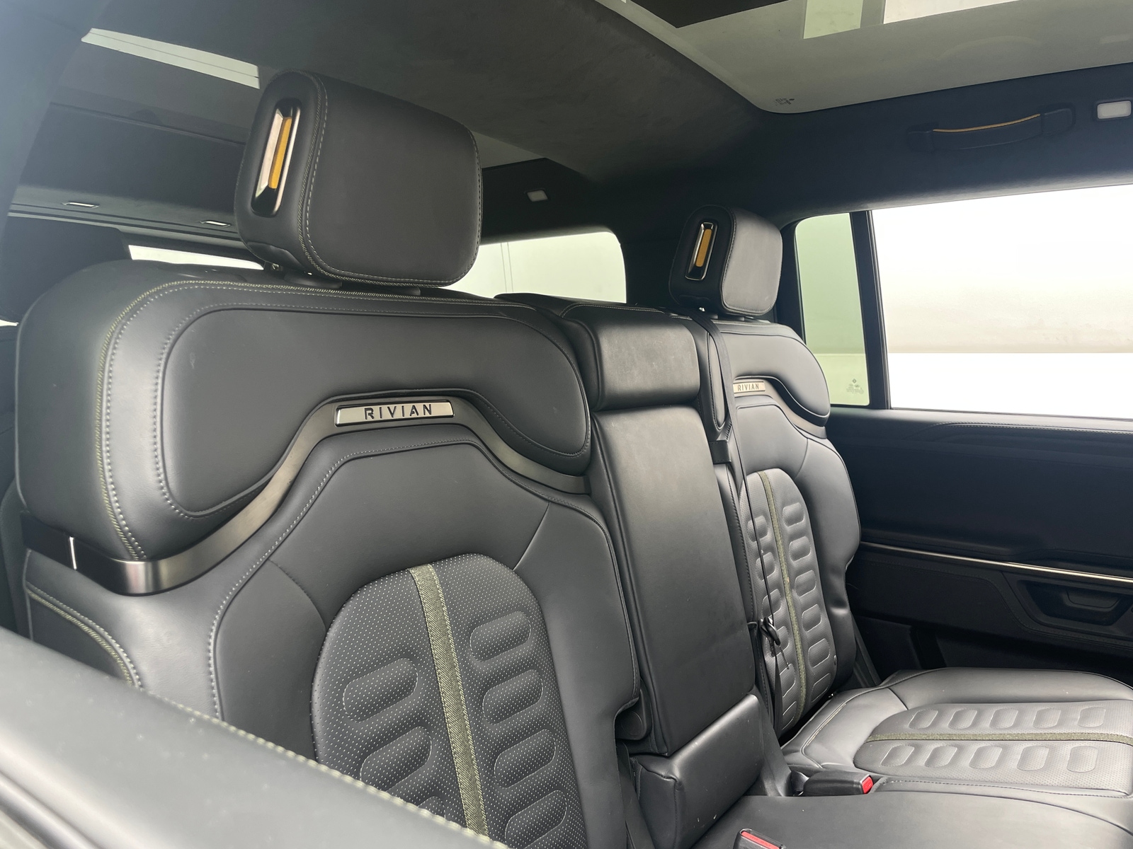 Thumbnail: 2025 Rivian R1S - 5