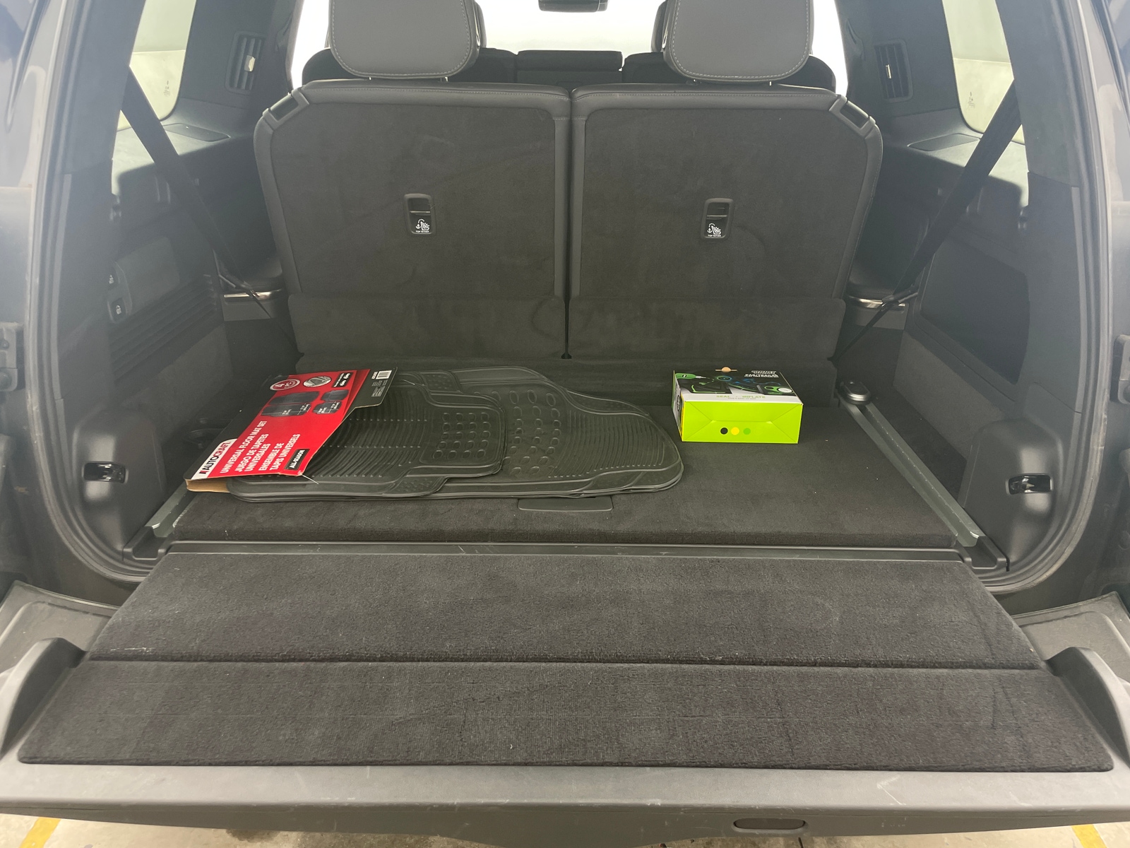 Thumbnail: 2025 Rivian R1S - 6