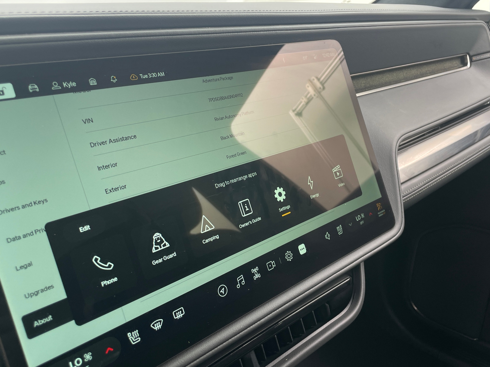 Thumbnail: 2025 Rivian R1S - 3