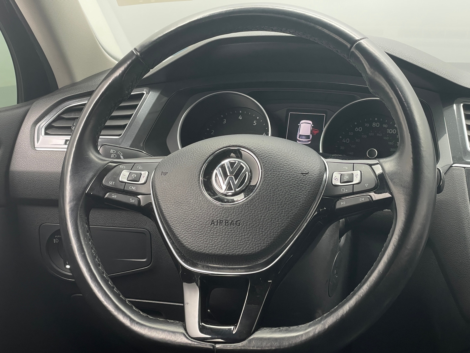 Thumbnail: 2018 Volkswagen Tiguan - 4