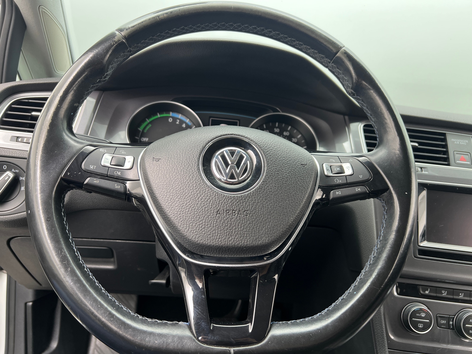 Thumbnail: 2015 Volkswagen e-Golf - 4