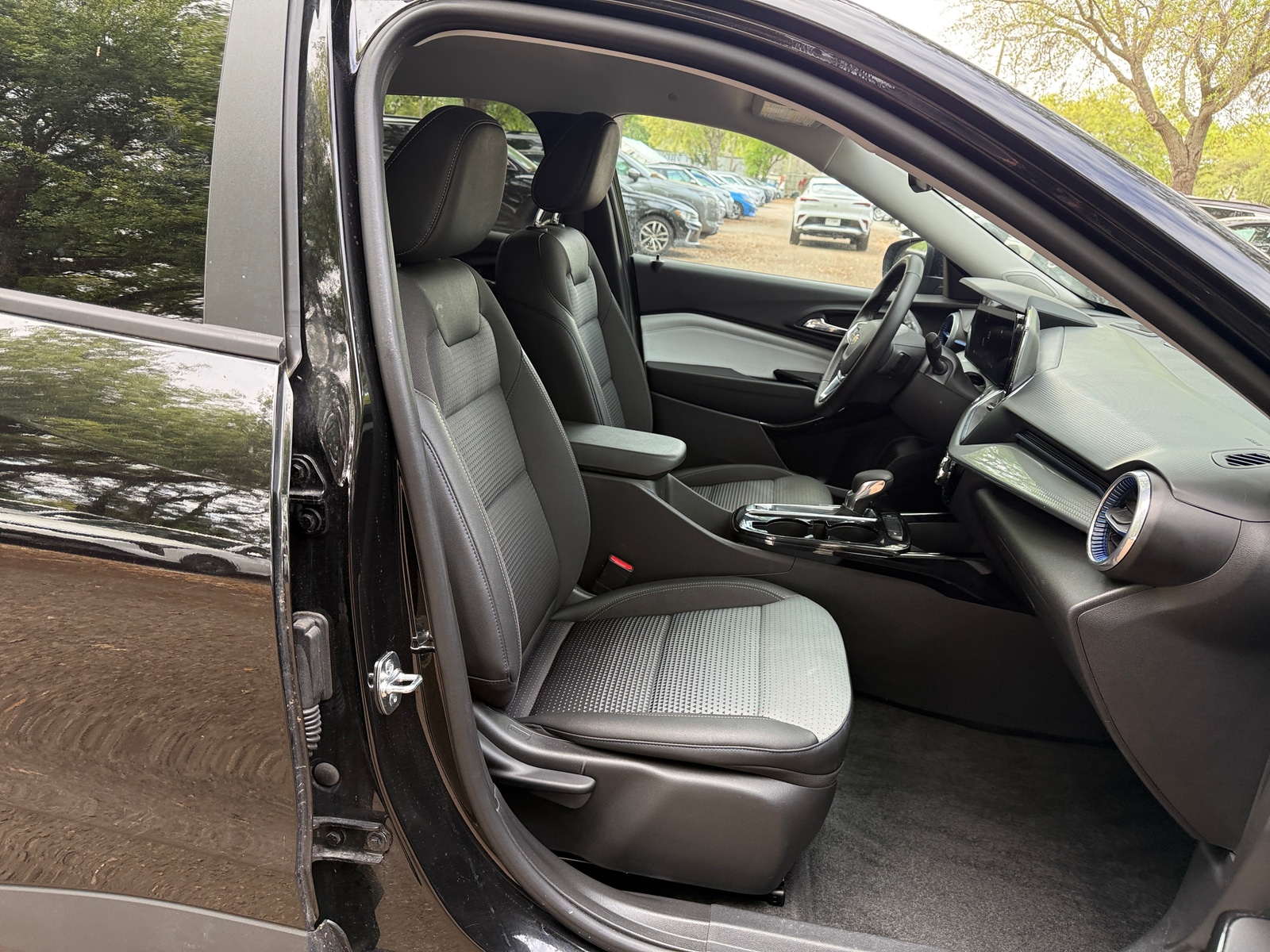 Thumbnail: 2025 Chevrolet Trax - 2