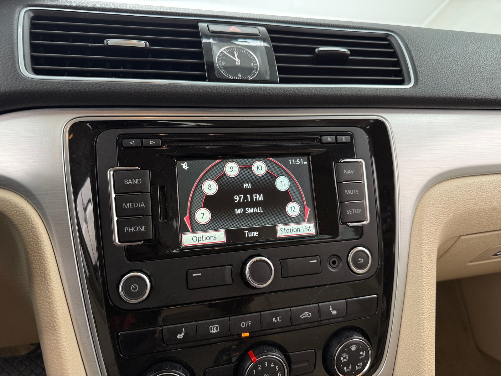 Thumbnail: 2013 Volkswagen Passat - 3