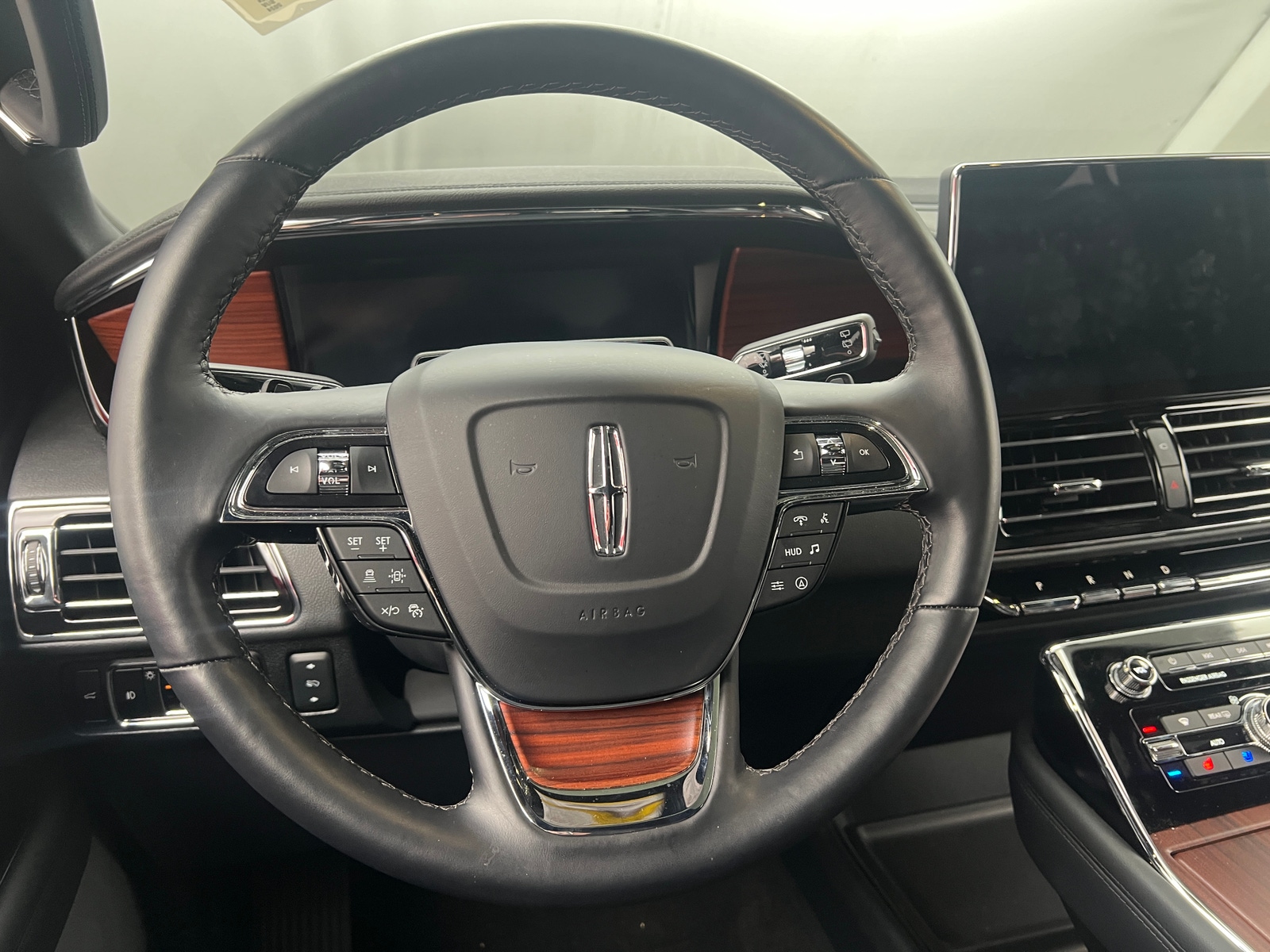 Thumbnail: 2024 Lincoln Navigator L - 4