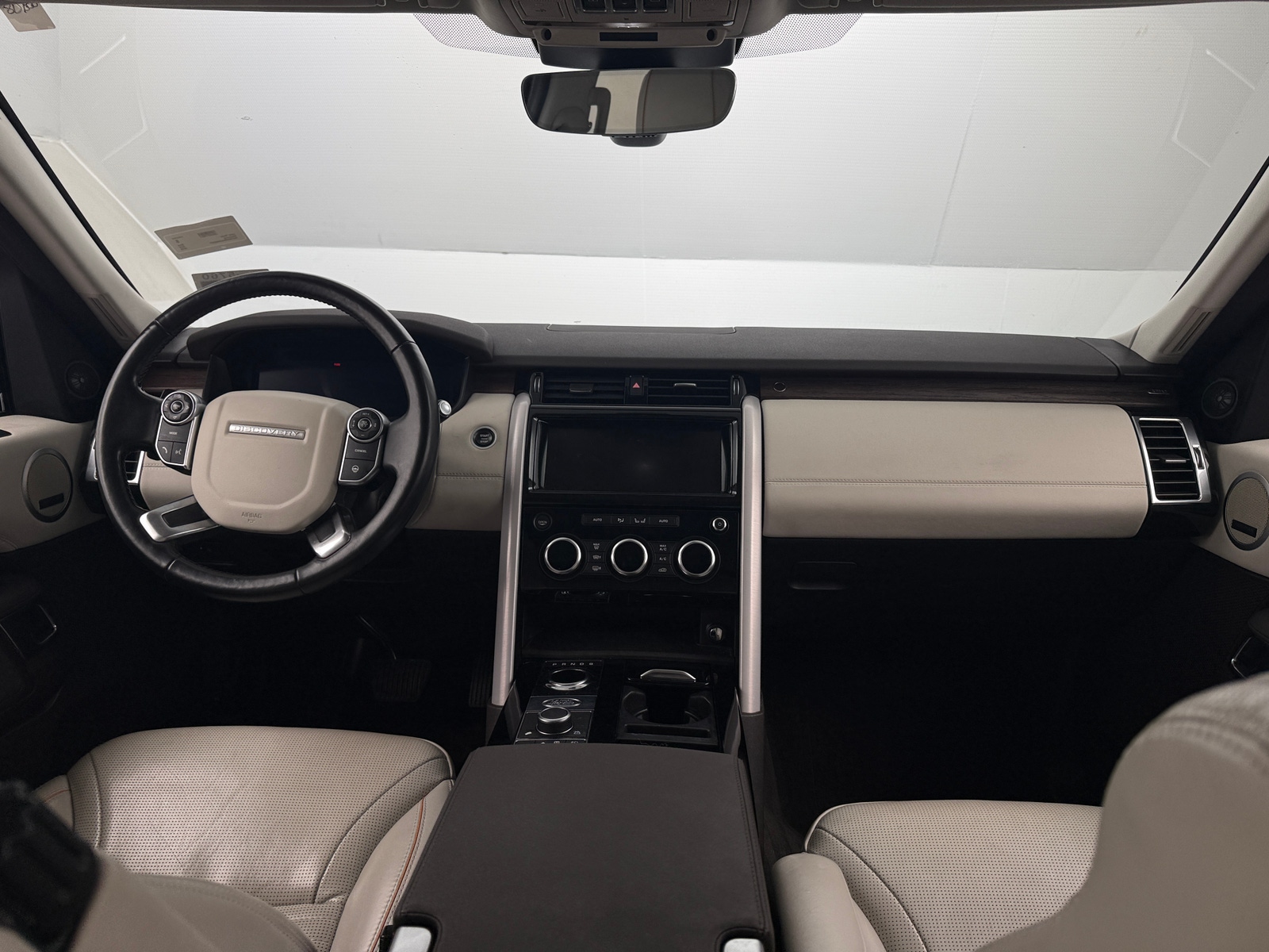 Thumbnail: 2018 Land Rover Discovery - 2