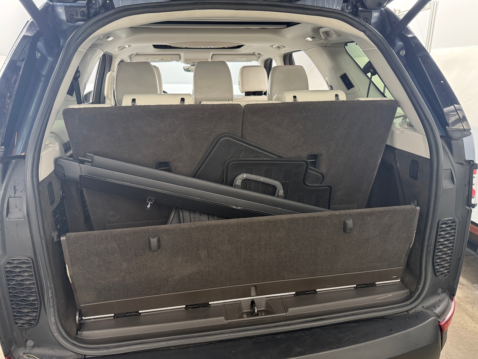 Thumbnail: 2018 Land Rover Discovery - 6