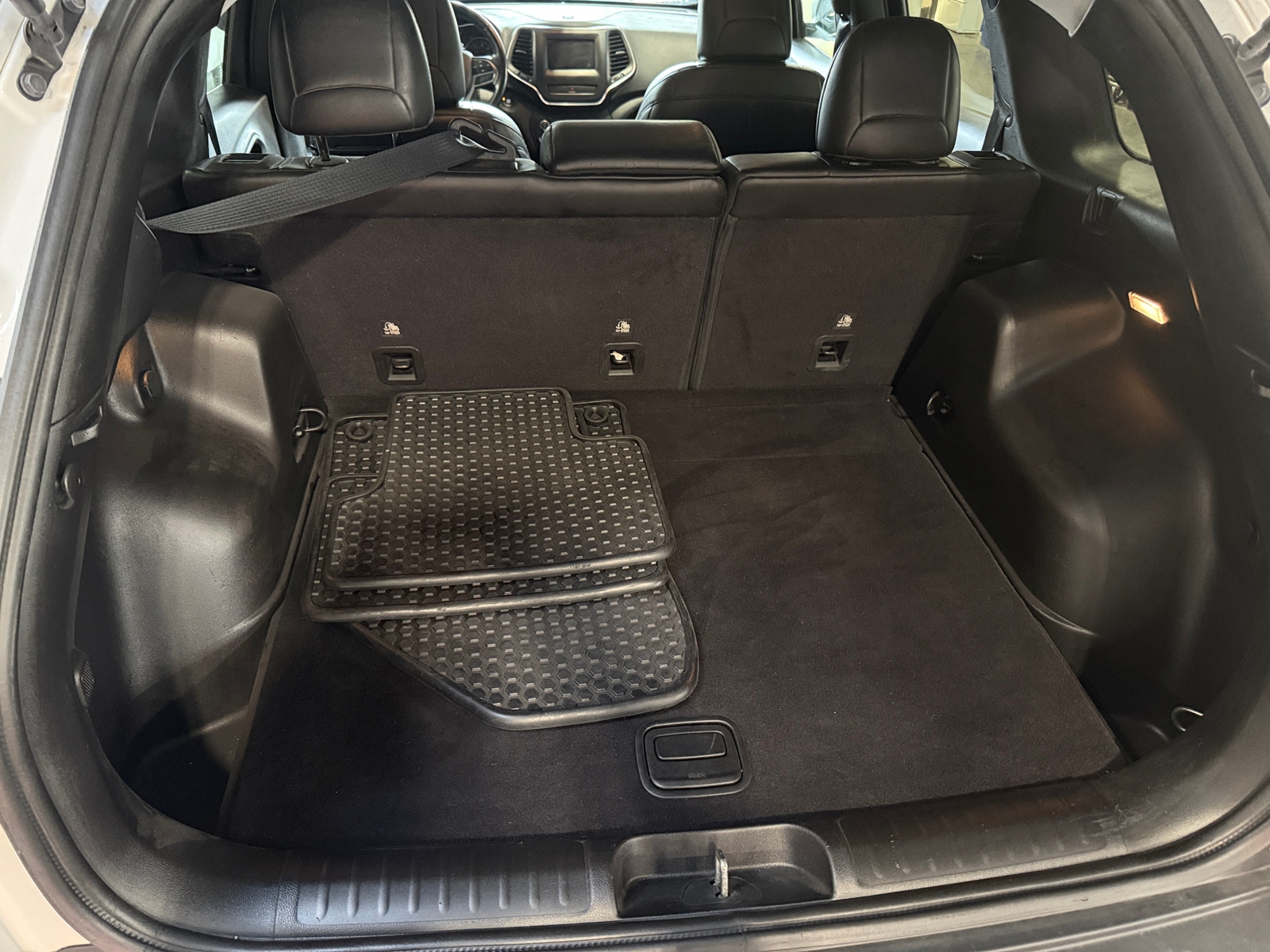 Thumbnail: 2019 Jeep Cherokee - 7