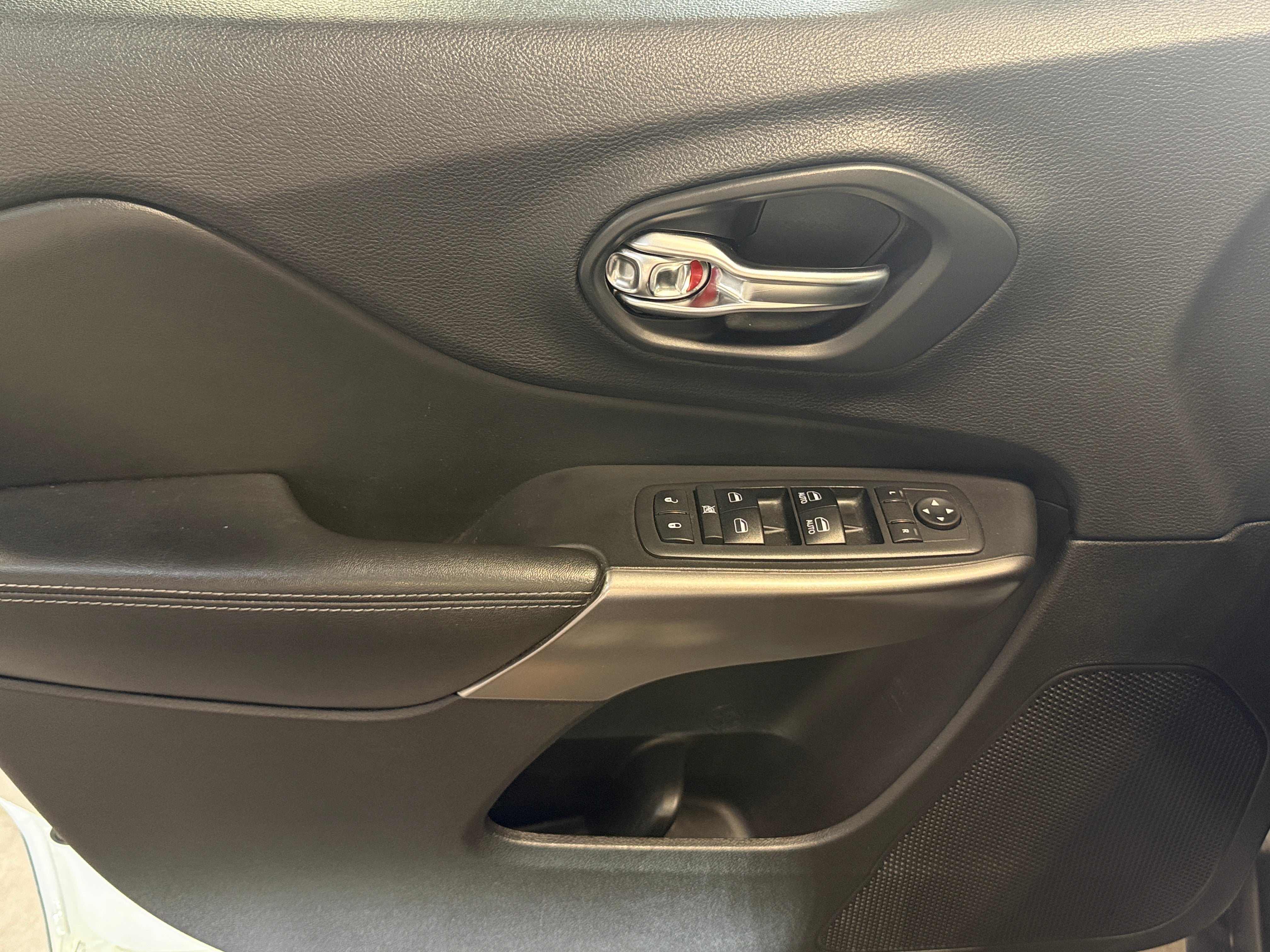 2019 Jeep Cherokee Latitude Plus - Photo 9