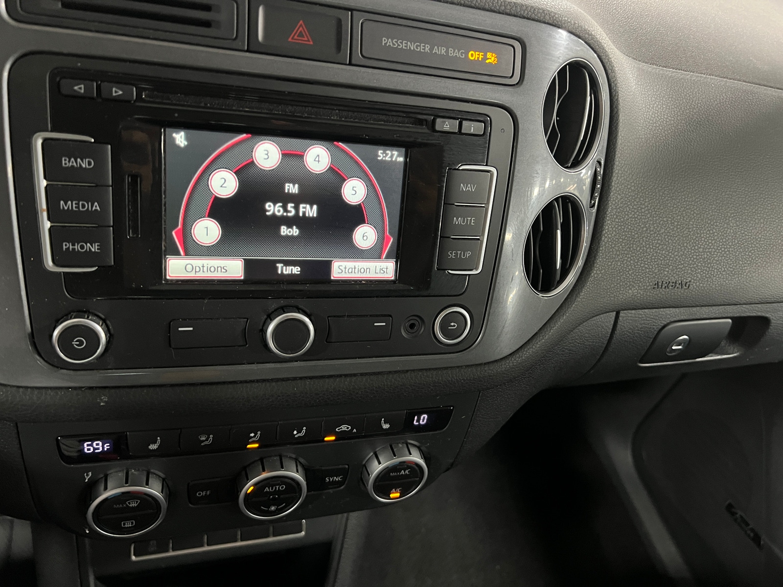 Thumbnail: 2015 Volkswagen Tiguan - 4