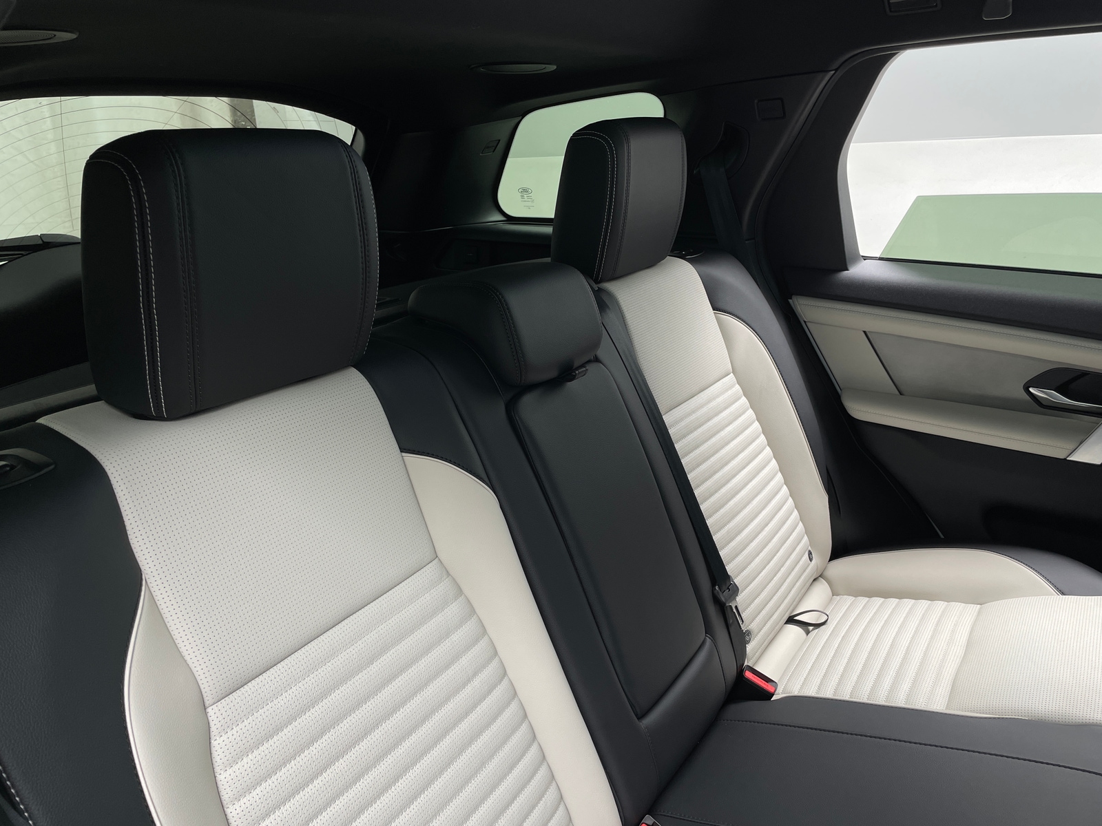 Thumbnail: 2024 Land Rover Discovery Sport - 5