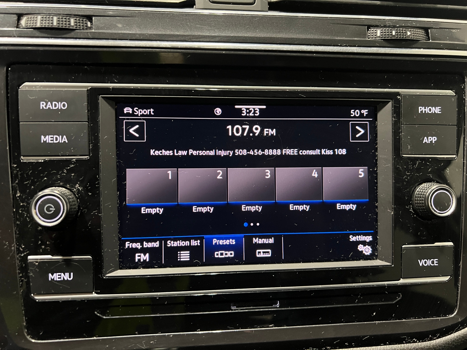 Thumbnail: 2023 Volkswagen Tiguan - 4