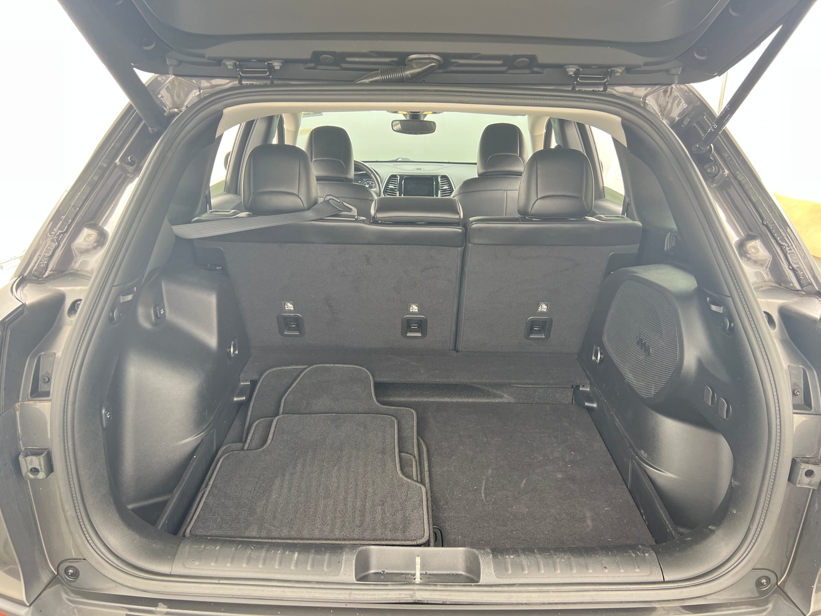 Thumbnail: 2019 Jeep Cherokee - 6