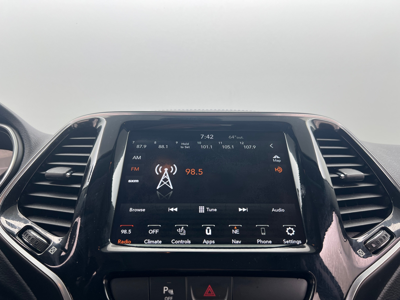 Thumbnail: 2019 Jeep Cherokee - 3