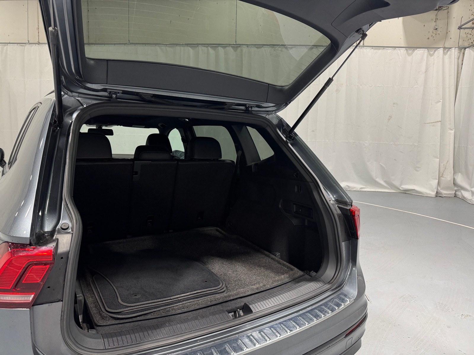 Thumbnail: 2021 Volkswagen Tiguan - 6