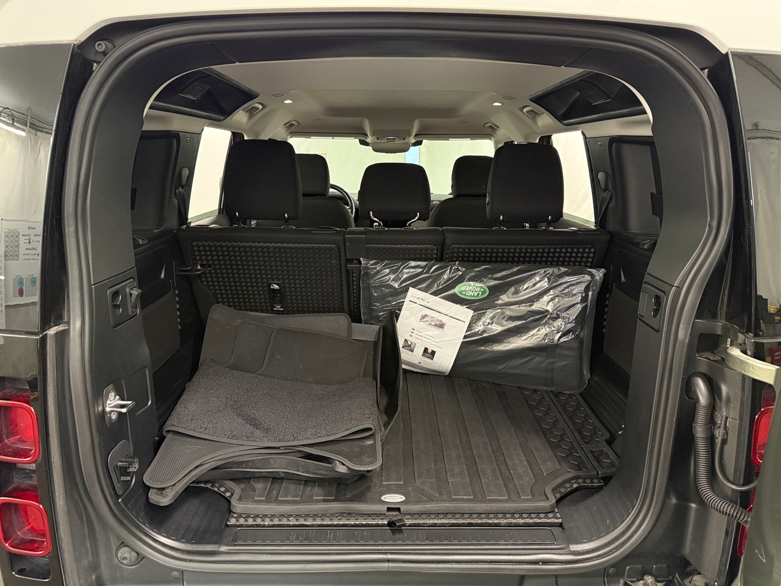 Thumbnail: 2022 Land Rover Defender - 7