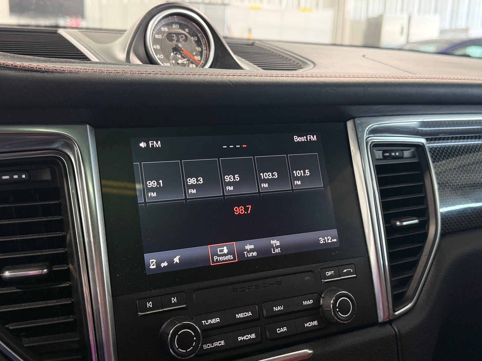 Thumbnail: 2017 Porsche Macan - 3