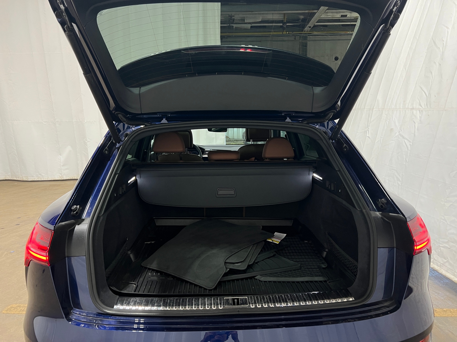 Thumbnail: 2022 Audi e-tron - 6