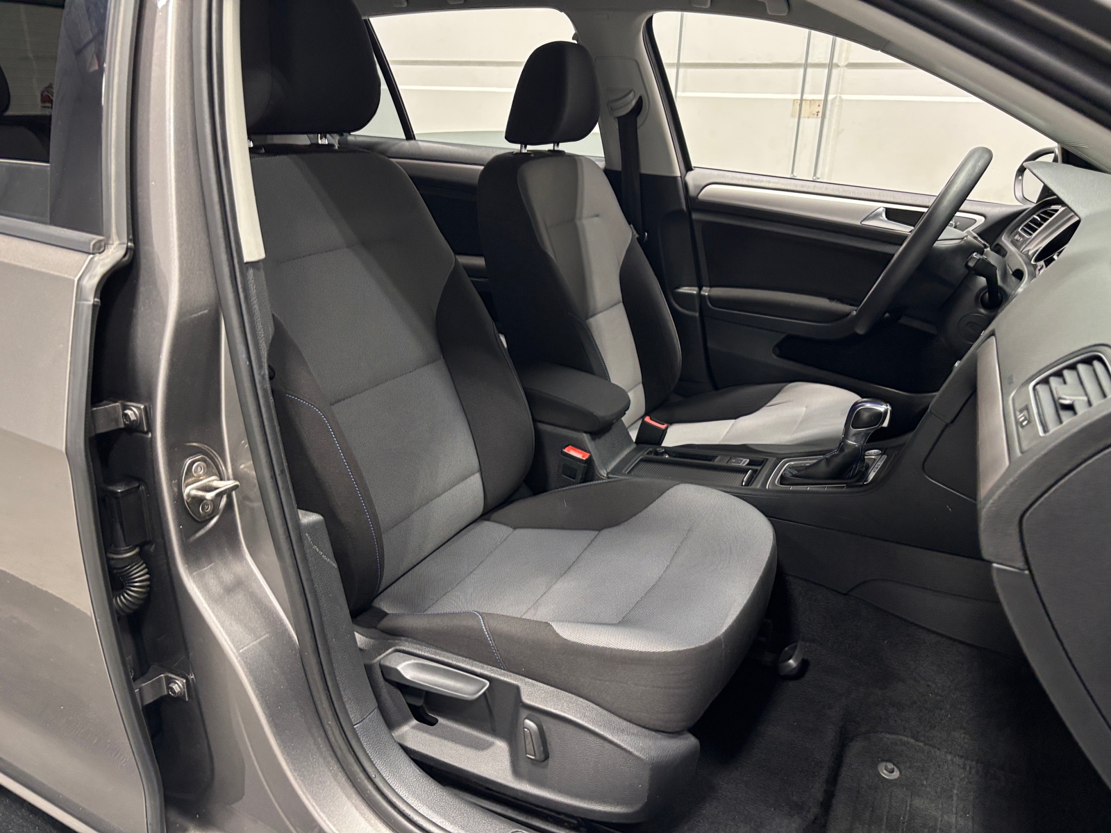 Thumbnail: 2016 Volkswagen e-Golf - 2