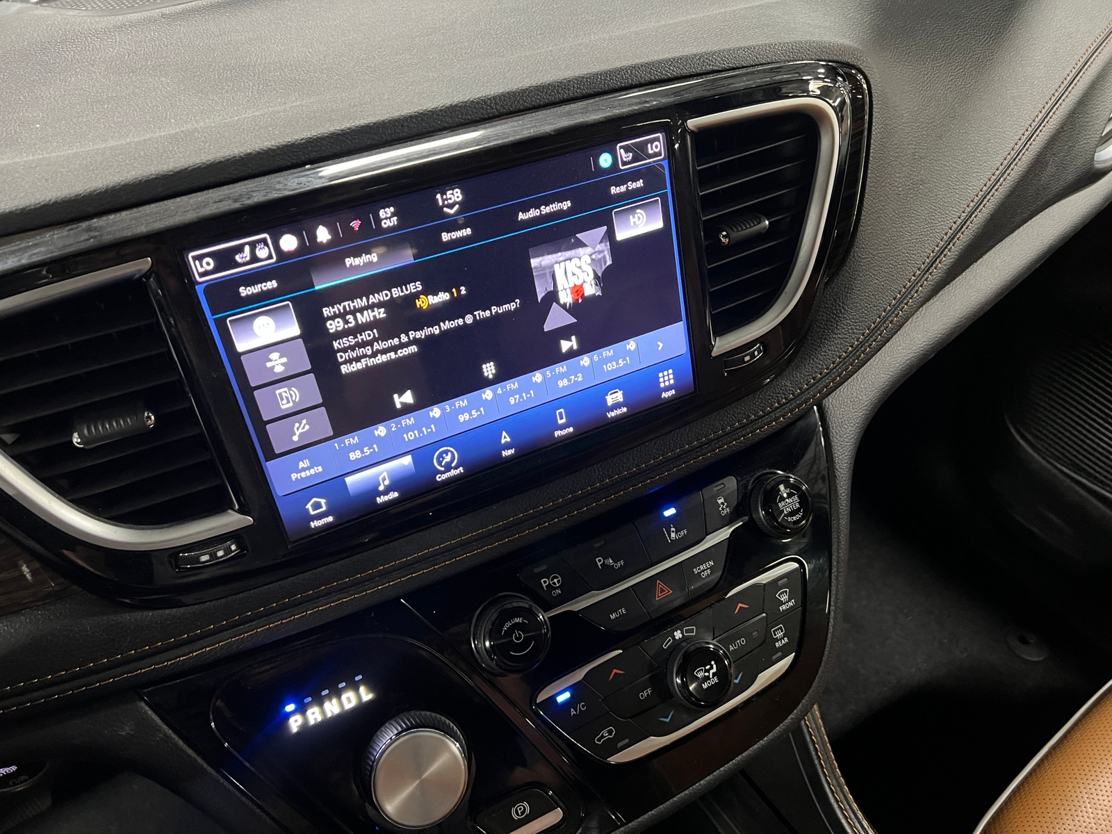 Thumbnail: 2022 Chrysler Pacifica - 3