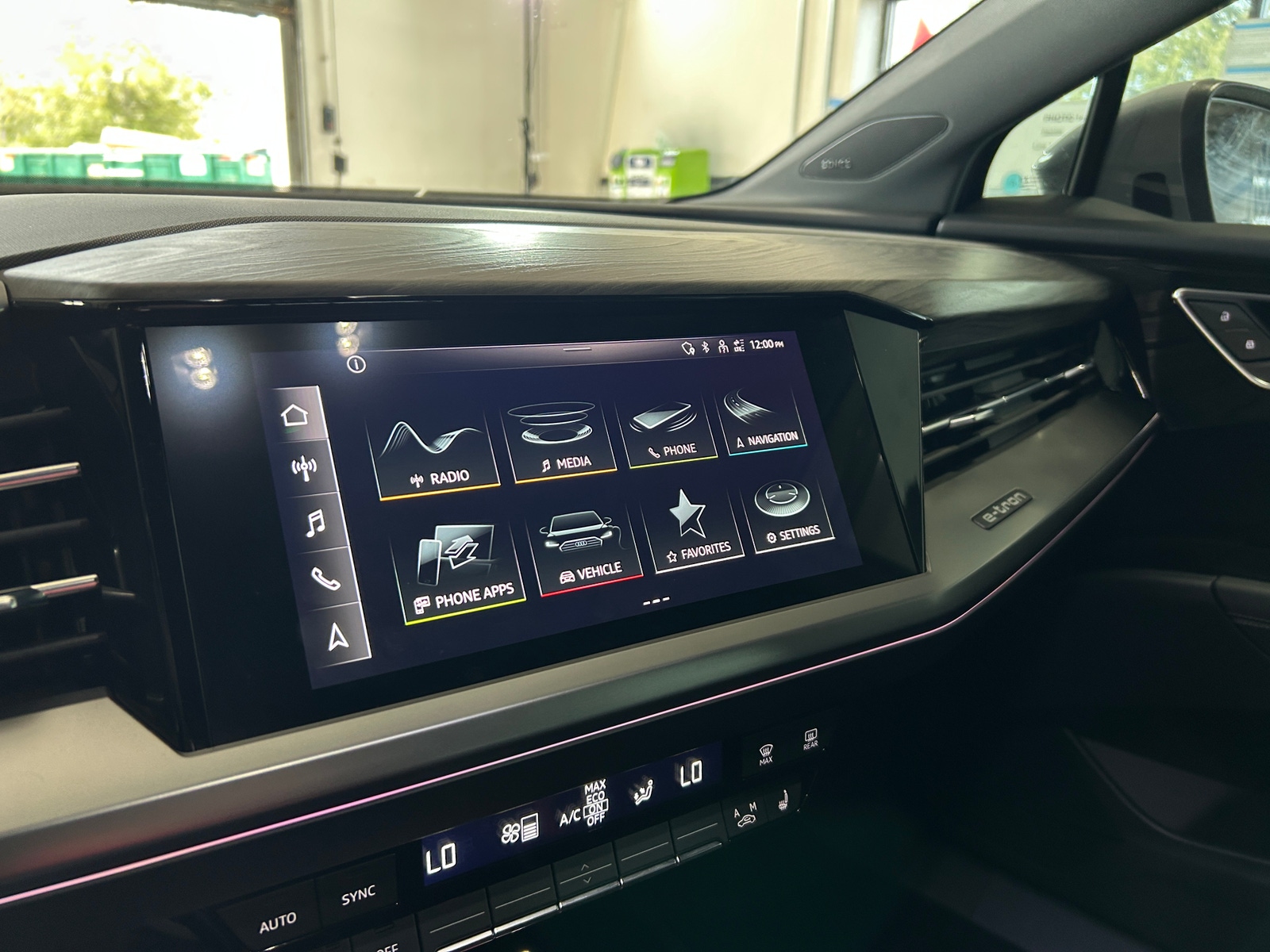 Thumbnail: 2022 Audi Q4 e-tron - 3