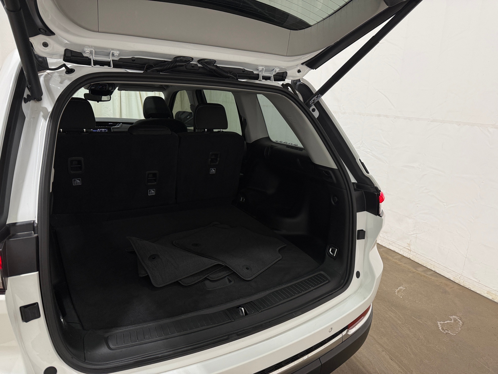 Thumbnail: 2023 Jeep Grand Cherokee - 7