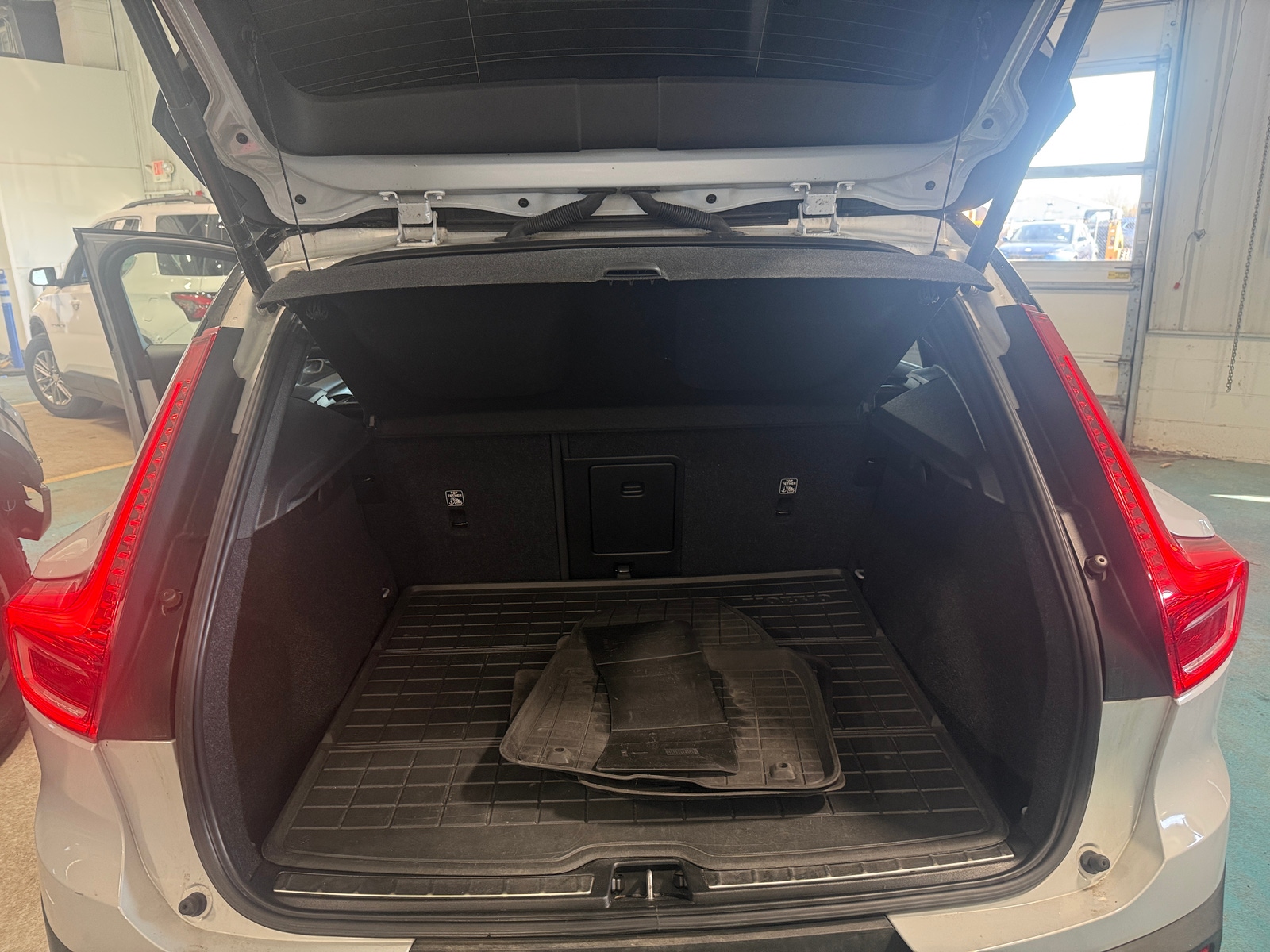 Thumbnail: 2021 Volvo XC40 - 6
