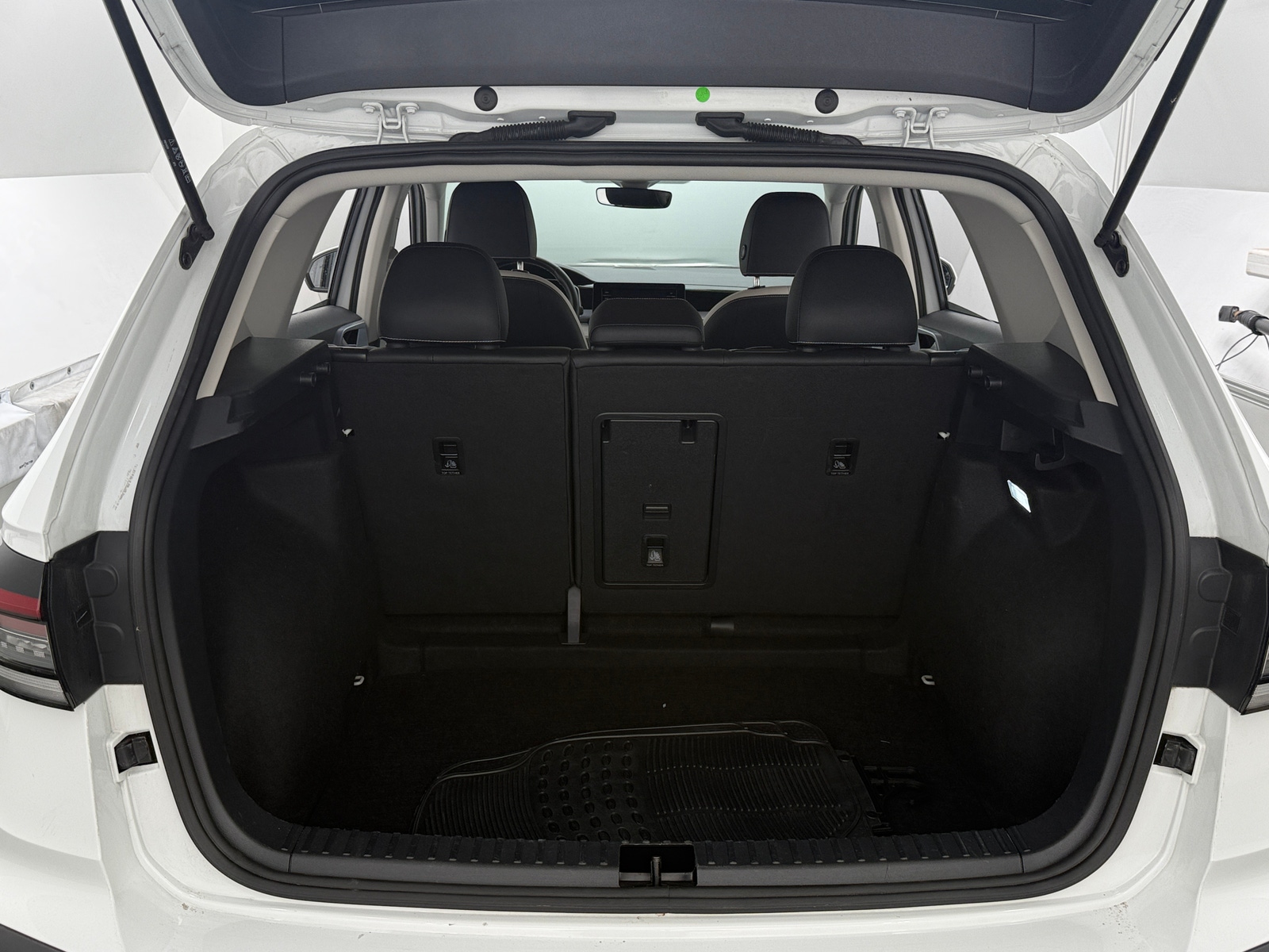 Thumbnail: 2025 Volkswagen Taos - 7