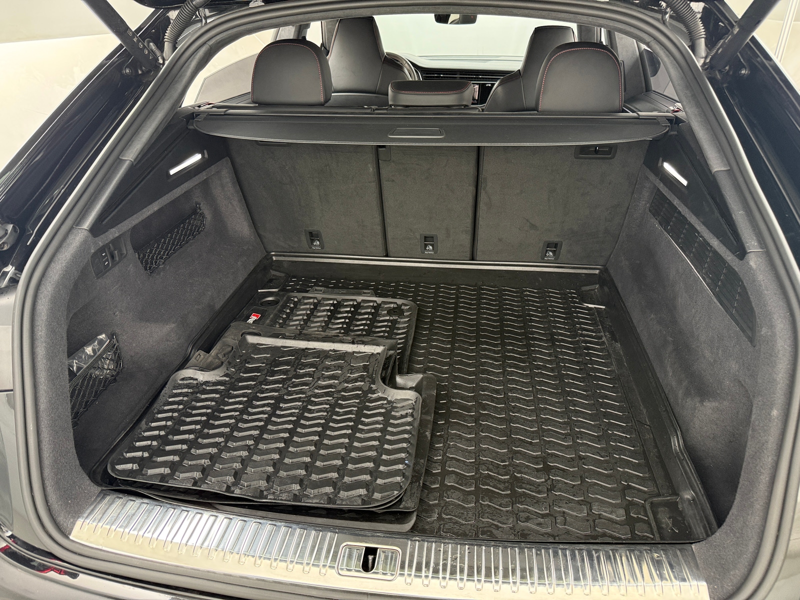 Thumbnail: 2023 Audi RS Q8 - 6