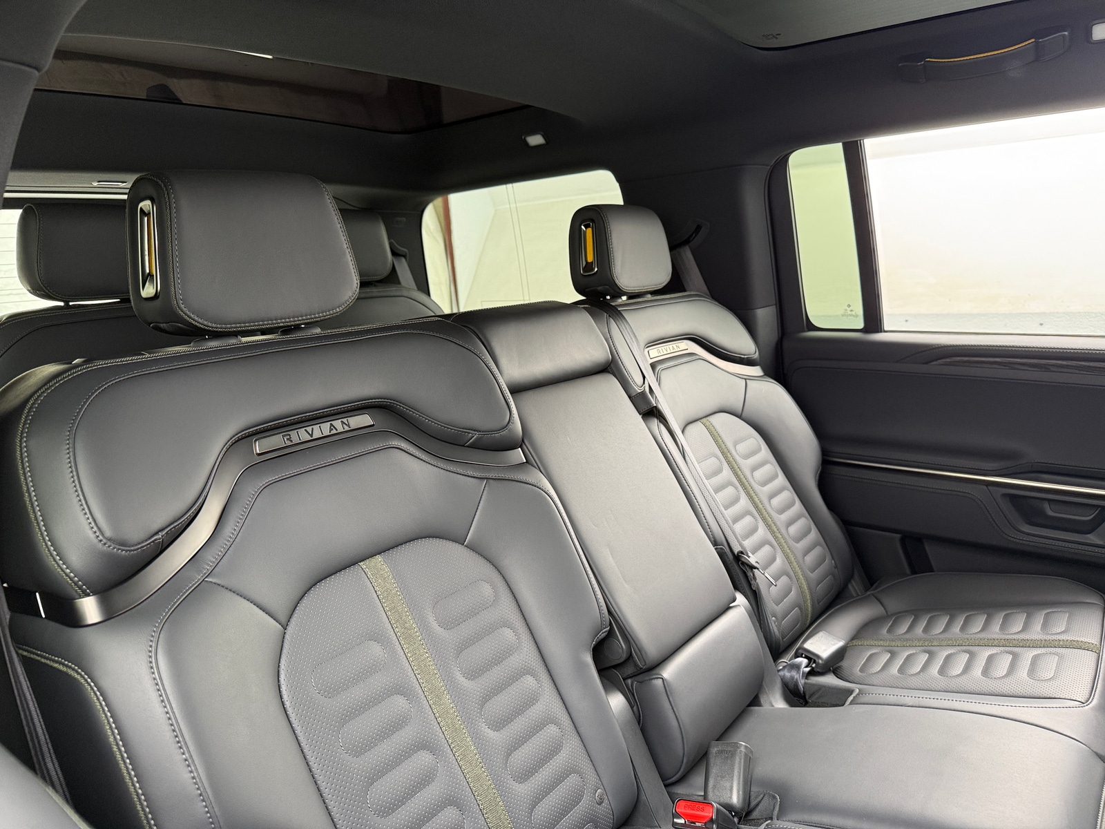 Thumbnail: 2026 Rivian R1S - 5