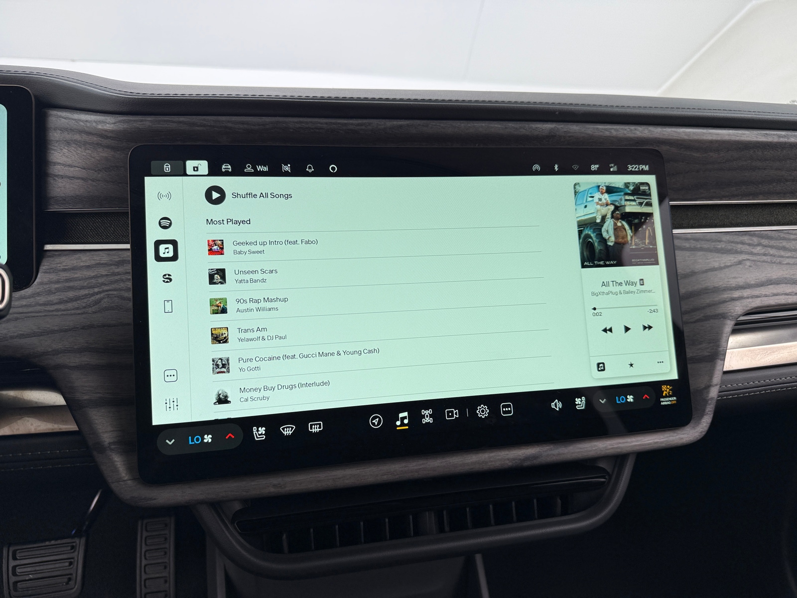 Thumbnail: 2026 Rivian R1S - 3