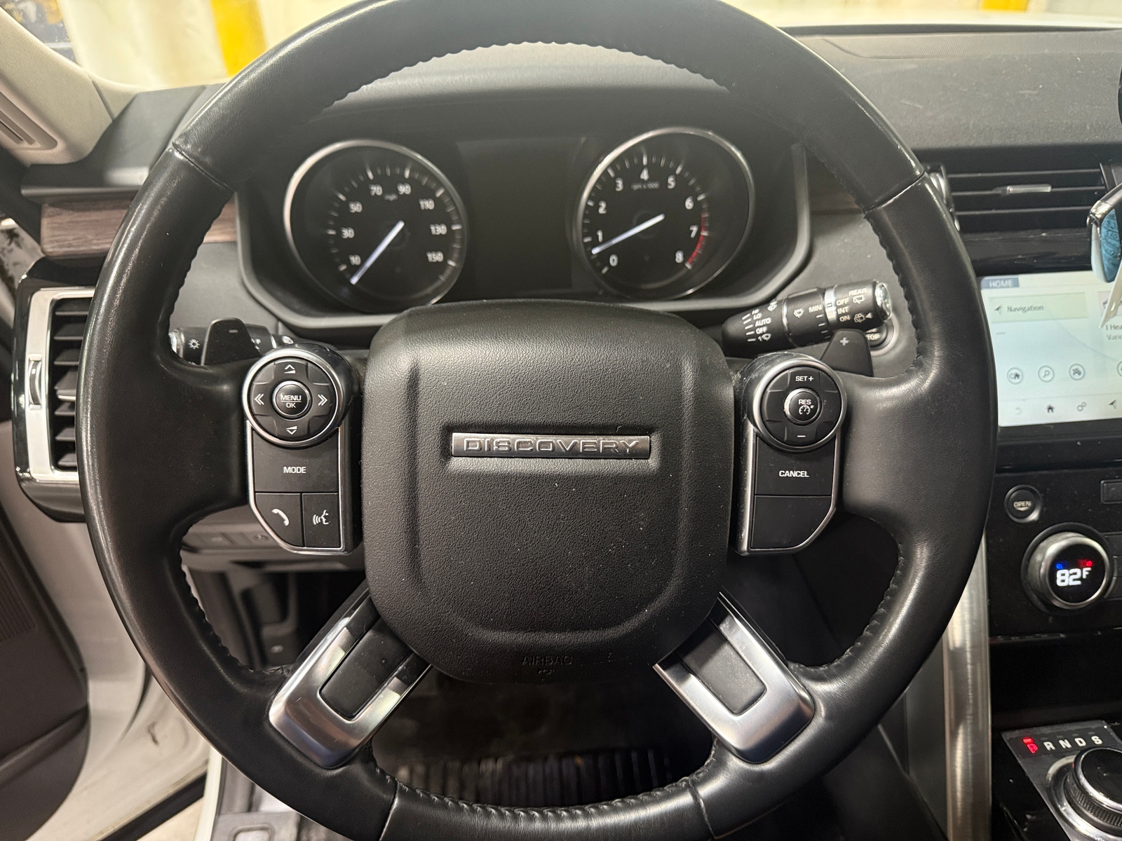Thumbnail: 2017 Land Rover Discovery - 4
