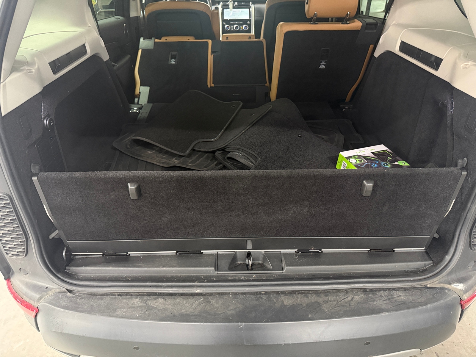 Thumbnail: 2017 Land Rover Discovery - 6