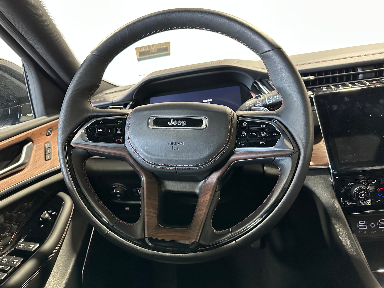 Thumbnail: 2023 Jeep Grand Cherokee L - 4