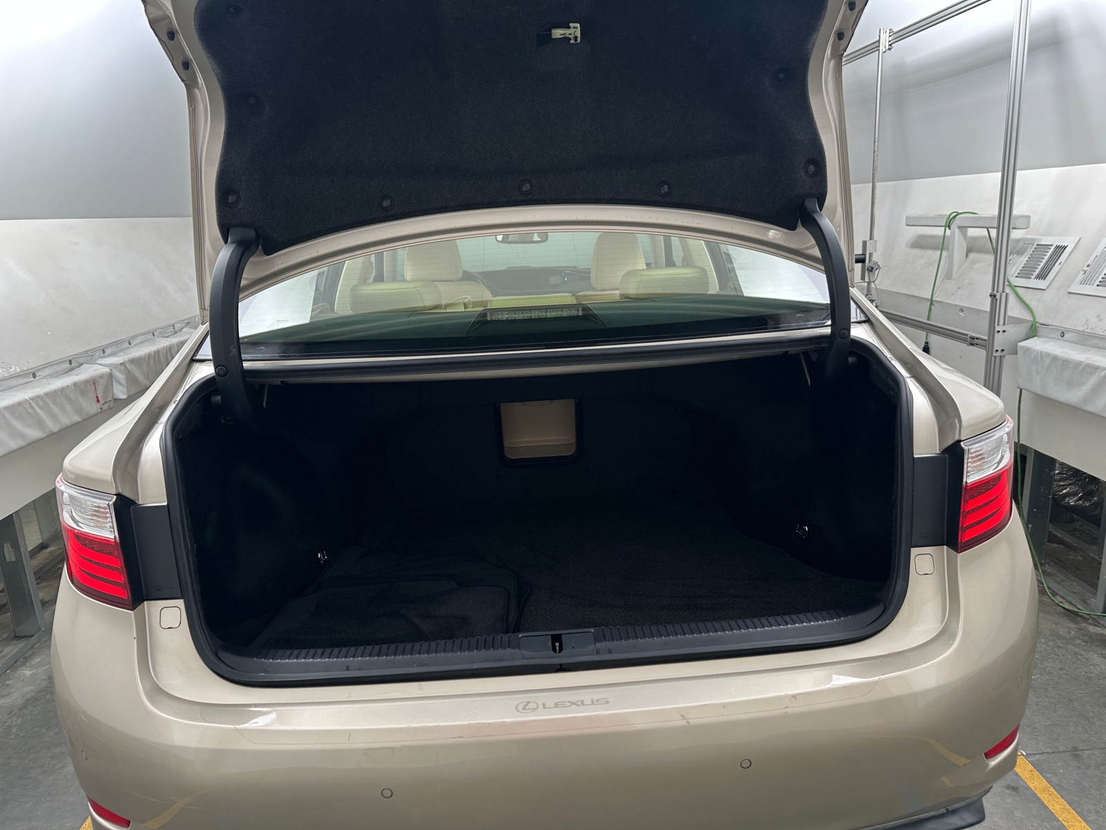 Thumbnail: 2014 Lexus ES - 6