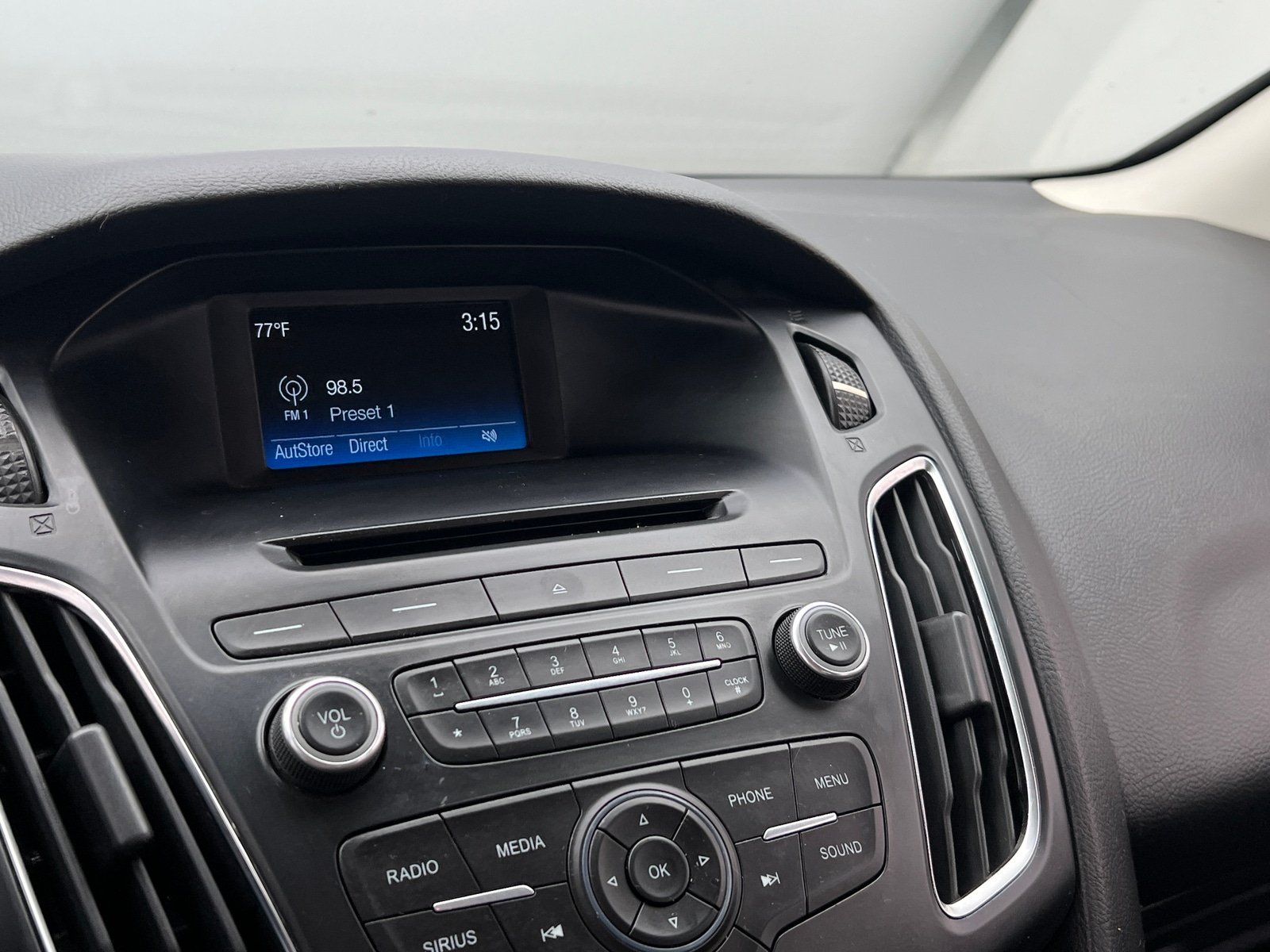 Thumbnail: 2015 Ford Focus - 3