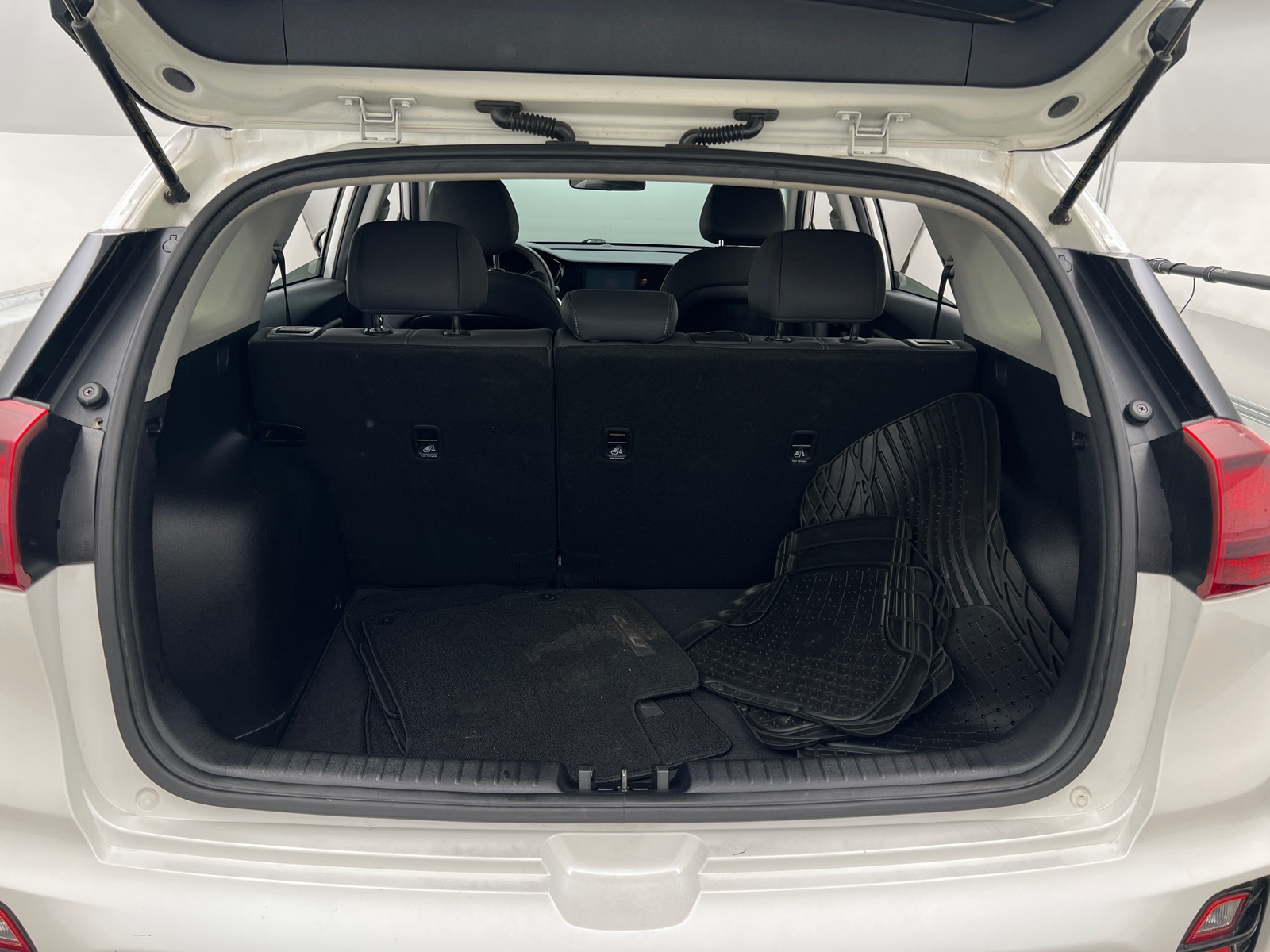 Thumbnail: 2020 Kia Niro - 7