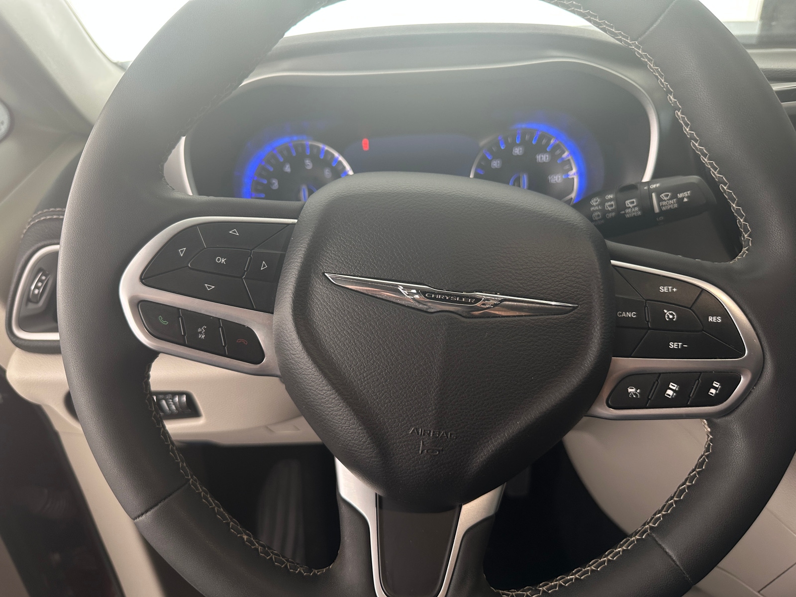 Thumbnail: 2022 Chrysler Pacifica - 4