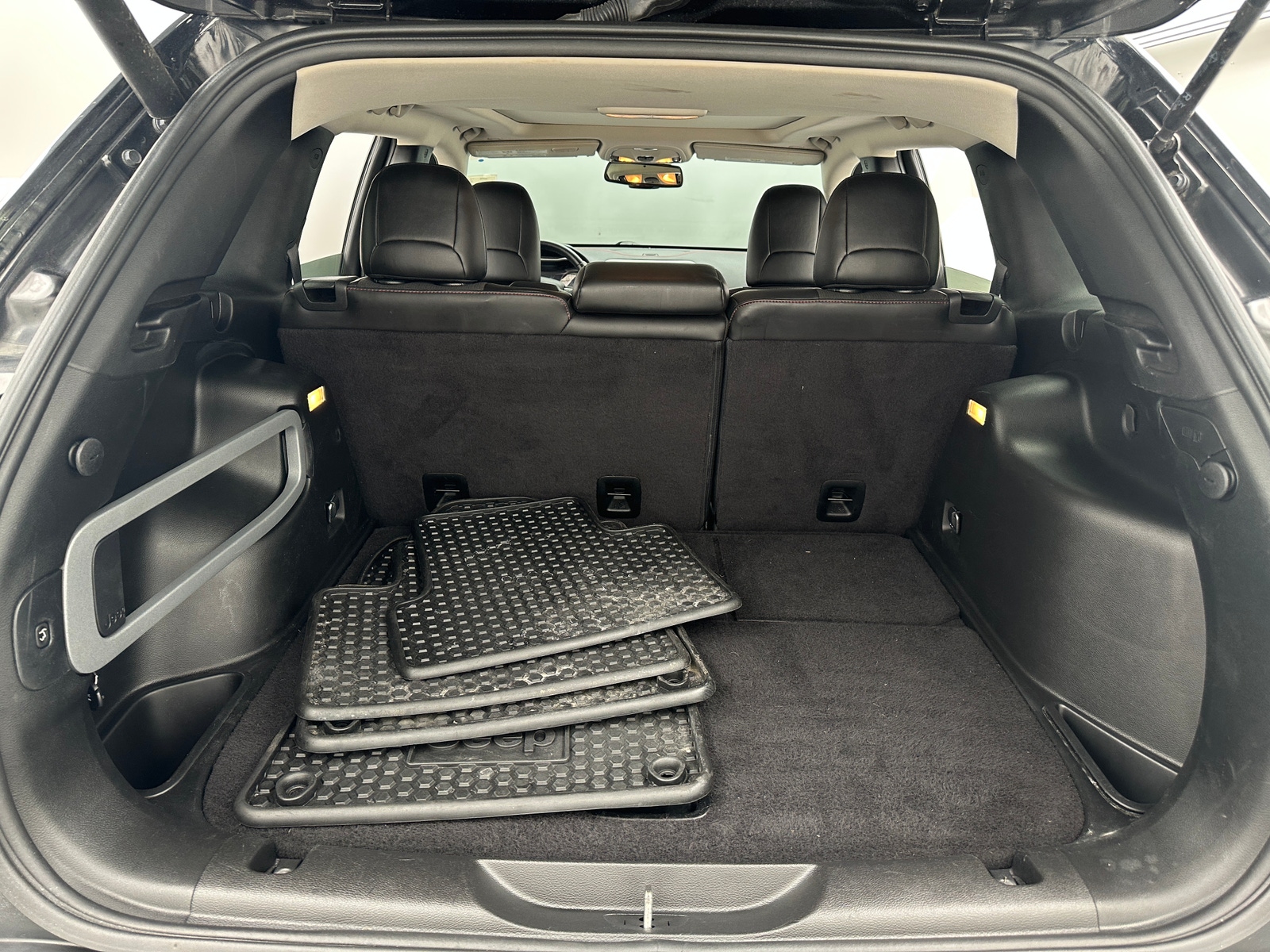 Thumbnail: 2018 Jeep Cherokee - 7