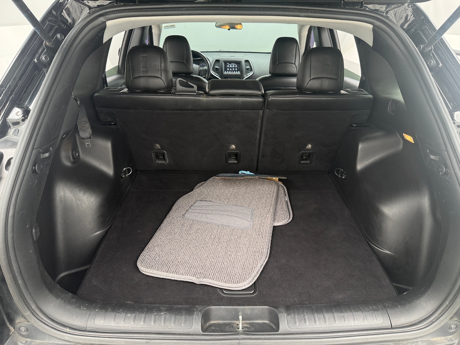 Thumbnail: 2019 Jeep Cherokee - 7